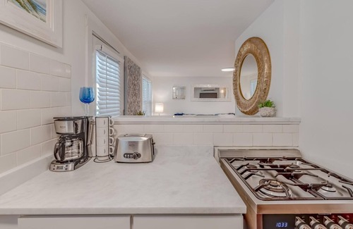 Isle of Palms Apartamento | Charming 1950s Beach Cottage Apt B