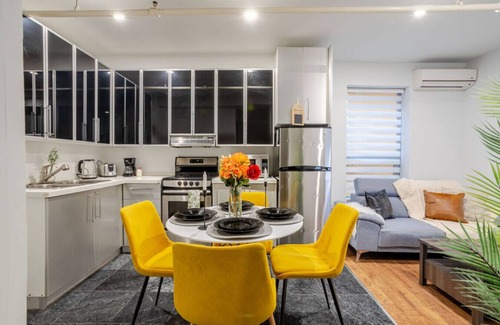 Downtown Montreal Apartamento | Charming 1BDR Apartment on Bishop St- MTL
