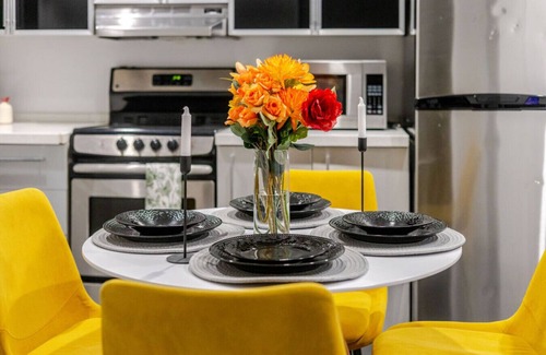 Downtown Montreal Apartamento | Charming 1BDR Apartment on Bishop St- MTL