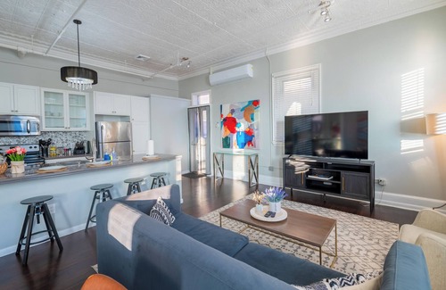 Albany Apartamento | Bright lofty, soaring tin ceilings