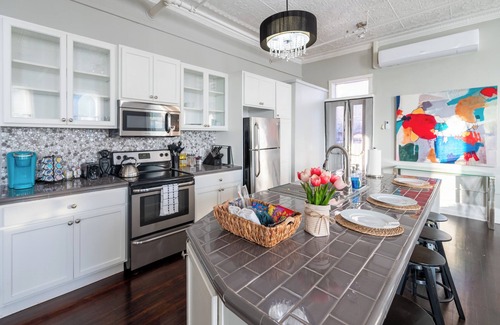 Albany Apartamento | Bright lofty, soaring tin ceilings