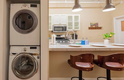 Albany Apartamento | Charming 1BR Albany retreat w/parking & full kitchen, near MVP Arena, Washington Park & dining