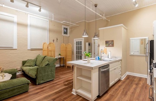 Albany Apartamento | Charming 1BR Albany retreat w/parking & full kitchen, near MVP Arena, Washington Park & dining