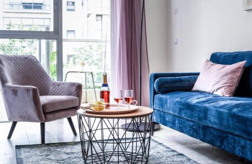 Tel Aviv City Center Apartamento | Charming 1BR Apt w Balcony In the Heart of TLV with Mamad by Sea N' Rent