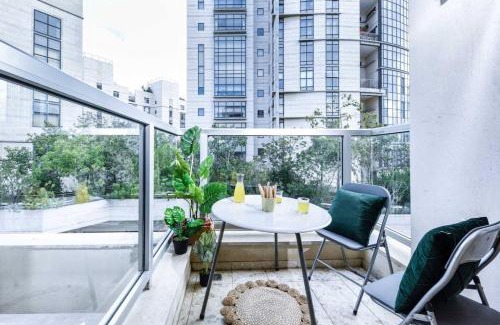 Tel Aviv City Center Apartamento | Charming 1BR Apt w Balcony In the Heart of TLV with Mamad by Sea N' Rent