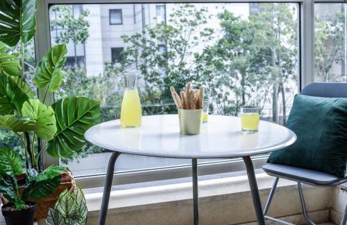 Tel Aviv City Center Apartamento | Charming 1BR Apt w Balcony In the Heart of TLV with Mamad by Sea N' Rent
