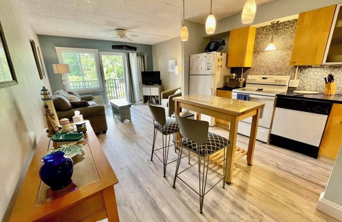 Country Club Estates Condominio | Charming 1BR Rehoboth Condo w/ Elevator, Parking&Beach Access – Perfect Getaway!