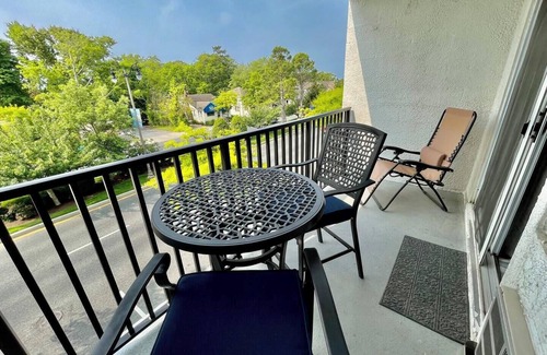 Country Club Estates Condominio | Charming 1BR Rehoboth Condo w/ Elevator, Parking&Beach Access – Perfect Getaway!