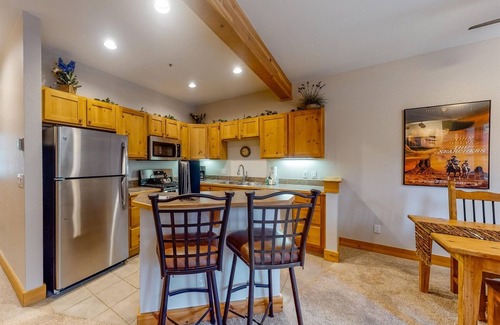 Keystone Condominio | Charming 1BR Trappers Crossing in East Keystone - shuttle service & hot tub!