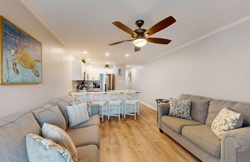 Caine Woods Condominio | Charming 1st-floor condo w/community pool & furnished patio - walk to the beach