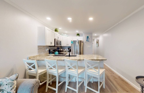 Caine Woods Condominio | Charming 1st-floor condo w/community pool & furnished patio - walk to the beach