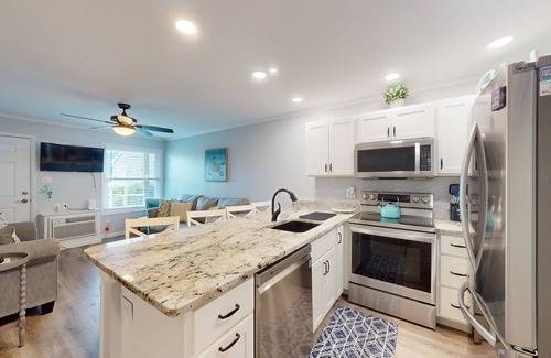 Caine Woods Condominio | Charming 1st-floor condo w/community pool & furnished patio - walk to the beach