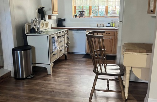 Picnic Valley Casa | Charming 2.5 bedroom 1 bath house with AC, WiFi in peaceful San Rafael