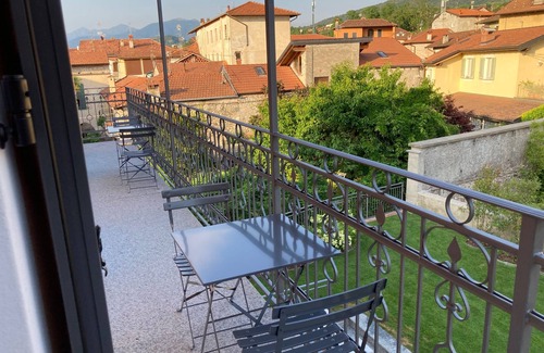 Porto Valtravaglia Apartamento | Charming 2-bedroom apartment in historic village center with stunning views