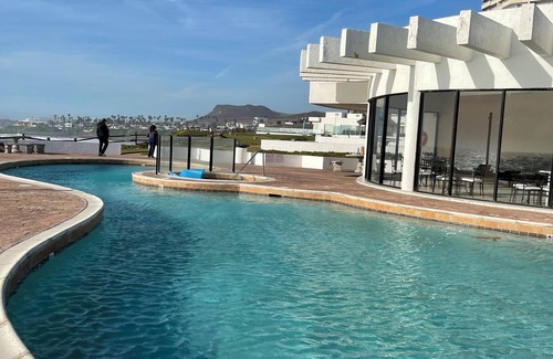 Rosarito Condominio | Charming 2-bedroom beachfront condo in superb Rosarito with private beach access