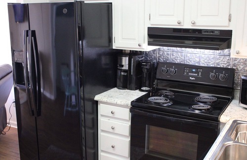 North Myrtle Beach Apartamento | Charming 2-bedroom condo offering serene living with picturesque pond vistas, with a lovely pool!