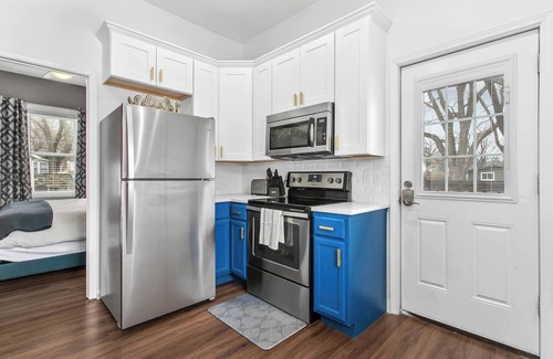 Rosedale Apartamento | Charming 2 Bdrm Home Near KU | Fully Stocked! 17