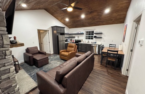 Guntersville Cabina | Charming 2-bed 2-bath cabin with views of Lake Guntersville from every room.
