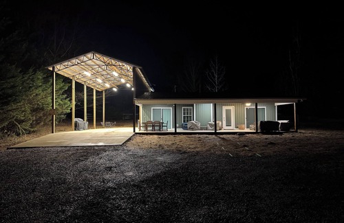 Guntersville Cabina | Charming 2-bed 2-bath cabin with views of Lake Guntersville from every room.