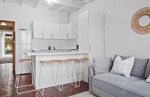 South Melbourne Casa | Charming 2-Bed Town House Near Market