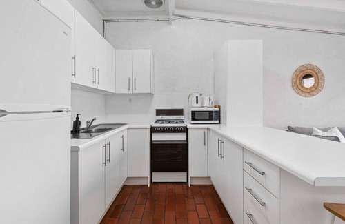 South Melbourne Casa | Charming 2-Bed Town House Near Market