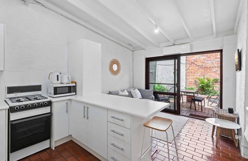 South Melbourne Casa | Charming 2-Bed Town House Near Market