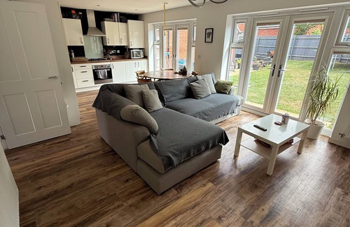 Long Itchington Casa | Charming 2-Bed Bungalow in Peaceful Village Countryside Escape