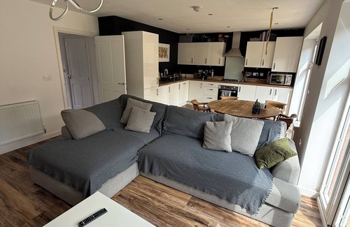 Long Itchington Casa | Charming 2-Bed Bungalow in Peaceful Village Countryside Escape