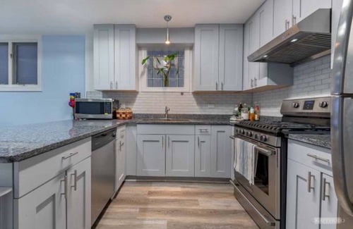 Near South Side Condominio | Charming 2-bed Garden condo in beautiful Chicago + WiFi, AC, & private parking
