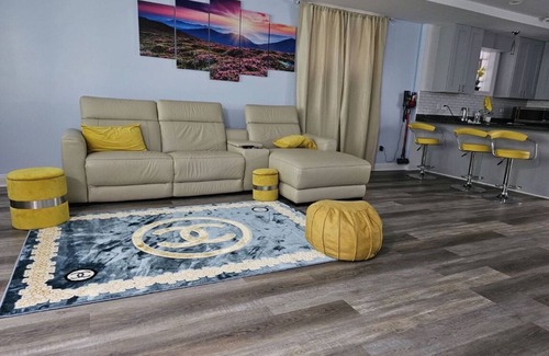 Near South Side Condominio | Charming 2-bed Garden condo in beautiful Chicago + WiFi, AC, & private parking