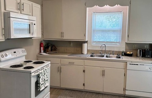 Concord Casa | Charming 2 bed home - Downtown Concord