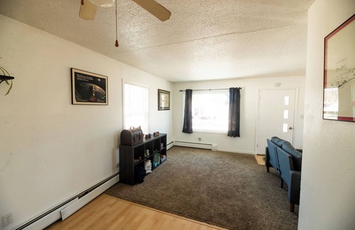 Bismarck Casa | Charming 2-bed house in Bismarck, centrally located for your convenience.