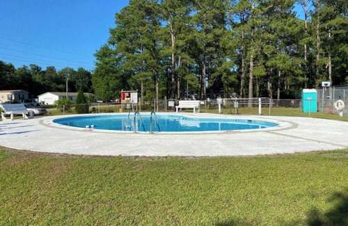 Ocean Isle Beach Casa | Charming 2-bedroom mobile home in amazing Ocean Isle Beach with community pool