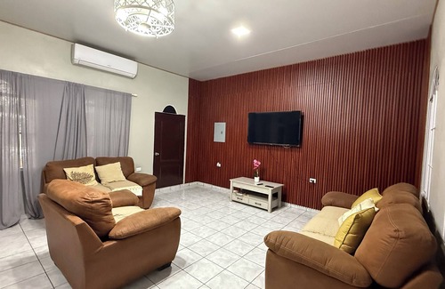 Nueva Concepcion Casa | Charming 2-bedroom house with AC, WiFi in enjoyable Cantón Quitasol