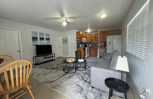 Poinsettia Heights Cabaña | Charming 2-bedroom guest house in delightful Fort Lauderdale with WiFi, AC