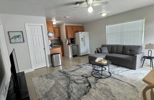 Poinsettia Heights Cabaña | Charming 2-bedroom guest house in delightful Fort Lauderdale with WiFi, AC
