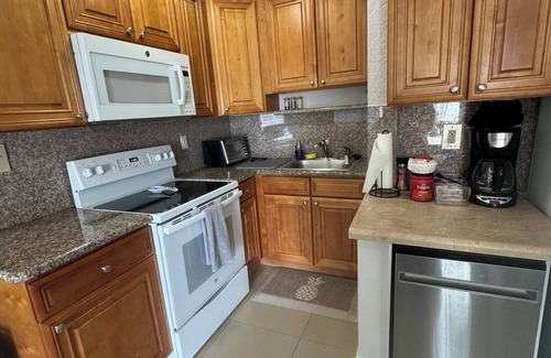 Poinsettia Heights Cabaña | Charming 2-bedroom guest house in delightful Fort Lauderdale with WiFi, AC