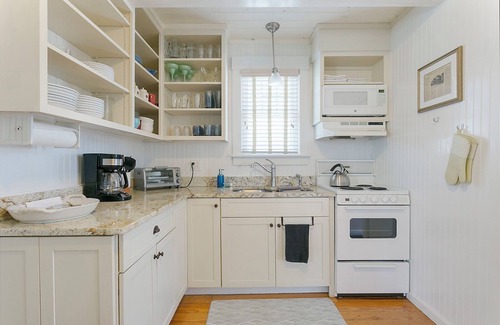 Matunuck Cabaña | Charming 2-bedroom cottage in South Kingstown with WiFi, AC