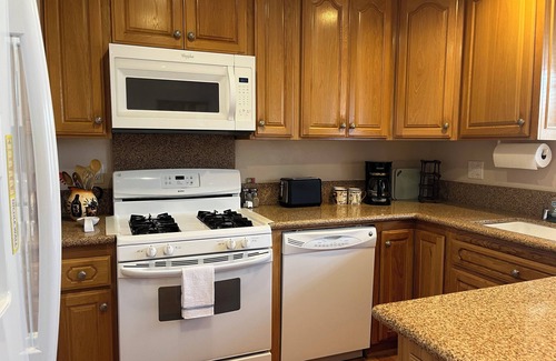 Port Hueneme Cabaña | Charming 2-bedrm. cottage 5 min from the beach! Mid-term Rental-30 day min.