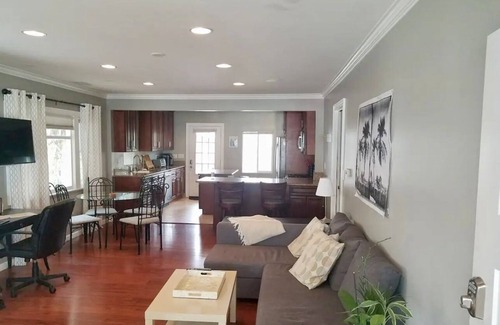 South Redondo Casa | Charming 2-bedroom house with WiFi in wonderful Redondo Beach.17 houses away 🏝️