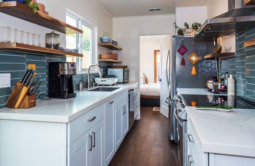 Oak Park Cabaña | Charming 2-bedroom cottage in lovely Santa Barbara with WiFi, AC