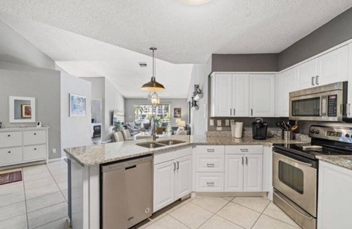 Isla del Sol Condominio | Charming 2-bedroom condo with WiFi, AC in superb St. Petersburg