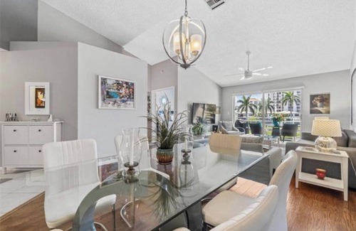 Isla del Sol Condominio | Charming 2-bedroom condo with WiFi, AC in superb St. Petersburg