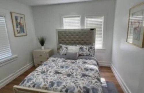 Mobel Americana Casa | Charming 2-bedroom house in St. Petersburg with AC