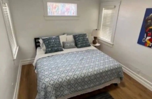 Mobel Americana Casa | Charming 2-bedroom house in St. Petersburg with AC