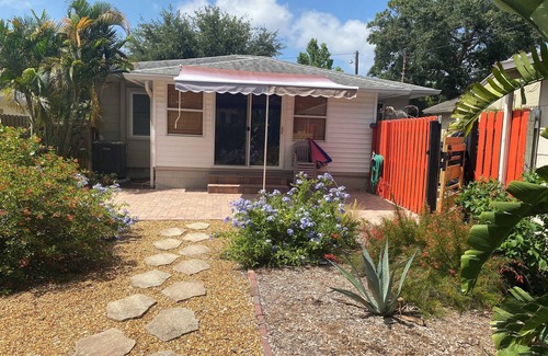 Disston Heights Casa | Charming 2-bedroom bungalow in serene St. Petersburg with WiFi,