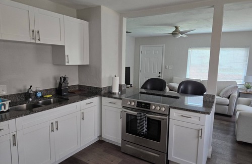United Central Casa | Charming 2-bedroom house with WiFi, AC in enchanting St. Petersburg near it all!