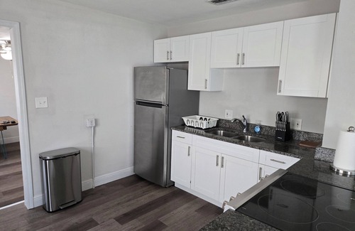 United Central Casa | Charming 2-bedroom house with WiFi, AC in enchanting St. Petersburg near it all!