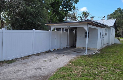 United Central Casa | Charming 2-bedroom house with WiFi, AC in enchanting St. Petersburg near it all!