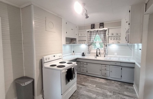 Mount Airy Casa | Charming 2 Bedroom 1 Bath Farm Style House